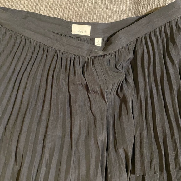 Aritzia plated skirt - Picture 3 of 3